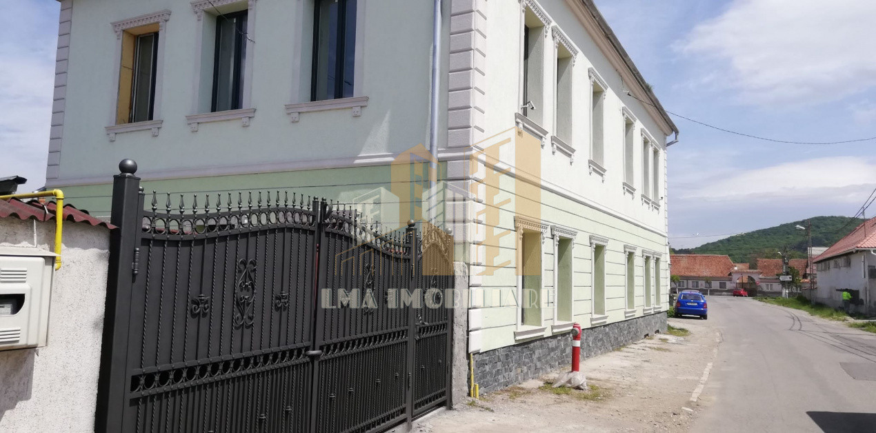 Clădire istorică, complet renovată  in centru Sanpetrului