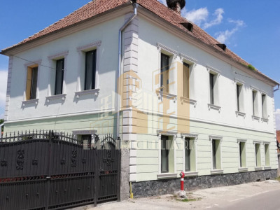 Clădire istorică, complet renovată  in centru Sanpetrului